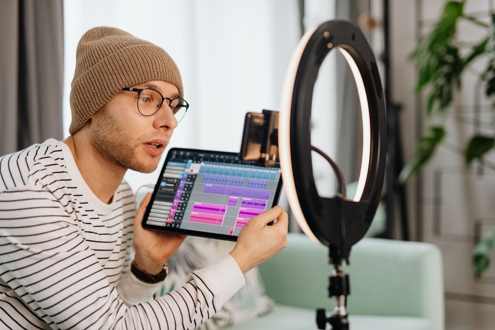 Estúdio de podcast com microfones preparado para uma gravação