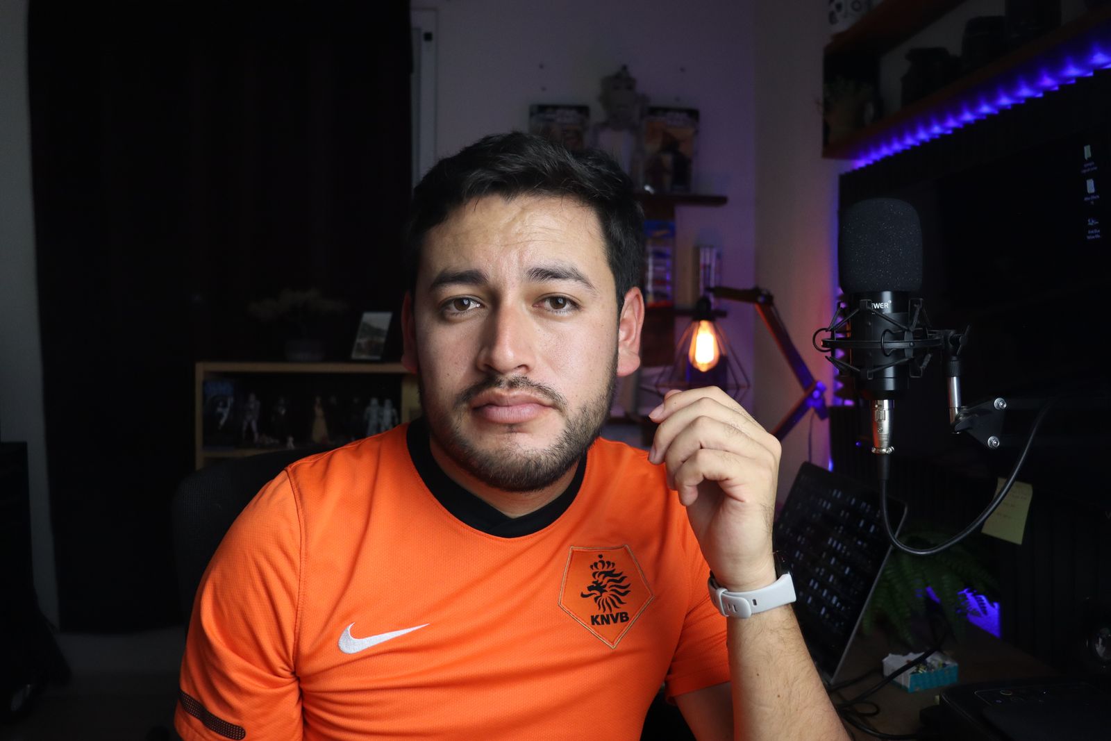 Participante gravando uma simulação prática de entrevista em áudio